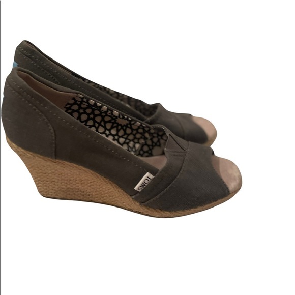 Tom’s Gray Wedge Shoes. Size 8W - Picture 6 of 7